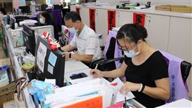 新北自製作業手冊　加速審核擴大急難紓困申請新北市社會局表示，新北擴大急難紓困申請案至20日下午4時為止，已累計受理4萬8919件、累計核定2萬8122件；自新北市製作標準作業手冊後，各區公所審核速度加快，市長侯友宜也特別感謝基層同仁辛苦。（新北市政府提供）中央社記者黃旭昇新北市傳真　109年5月20日