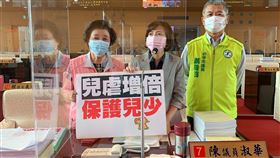 台中兒虐數倍增　議員籲強化兒少保護作為民進黨籍台中市議員邱素貞（左起）、陳淑華及蕭隆澤20日在議會質詢時指出，台中市兒少保護案件受虐者去年人數較前年倍增，要求市府加強兒少保護領域作為。中央社記者趙麗妍攝　109年5月20日