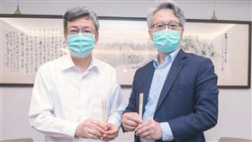 前副總統陳建仁（左）卸任後將回中研院繼續研究，中研院院長廖俊智（右）20日特別贈送鉛筆給陳建仁，祝福研究順利有成。（圖取自facebook.com/sinicaedu）