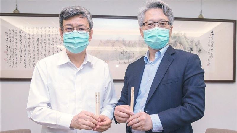陳建仁回中研院　廖俊智贈鉛筆祝順利