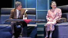 李永豐林美秀攜手主持綠光夜總會直播秀綠光劇團將推出線上直播秀「綠光返笑日—綠光夜總會」，21日晚間由人氣舞台情侶檔李永豐（左）、林美秀（右）主持。（綠光劇團提供）中央社記者趙靜瑜傳真  109年5月20日