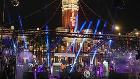 用愛畫個圈演唱會　滅火器府前壓軸獻唱（1）中華文化總會在20日總統就職典禮當晚，舉辦線上演唱會「2020 Keep Zero, Be Hero 用愛畫個圈」，以接力方式邀請藝人歌手於全台6地開唱，壓軸在總統府前廣場，由滅火器樂團演出，完成在台灣順時鐘畫出一個0的壯舉，感謝並鼓勵全國人民為防疫持續不懈的努力。中央社記者裴禛攝　109年5月20日