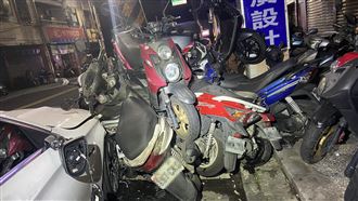 雙槍賓士哥溜之大吉　將機車撞成小山