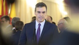 西班牙總理桑傑士（中）儘管遭逢右翼對手反對，國會20日仍以177票贊成、162票反對、11票棄權，通過延長緊急狀態。（facebook.com/pedro.sanchezperezcastejon）