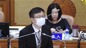 新北教育局長：各校畢業典禮目前沒有要停辦新北市議會20日進行聯席審查議程，因武漢肺炎疫情影響，許多學生家長擔心子女畢業時沒有畢業典禮，教育局長張明文（前）對此表示，畢業典禮目前沒有要停辦，已授權各校處理，只要做好防疫工作，各校可以採各班自辦等方式辦理，也可以適當管控人數讓家長參與。中央社記者王鴻國攝　109年5月20日