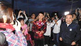 侯友宜新月橋見證浪漫求婚新北市政府20日晚間正式啟用新莊區新月橋的巨型仿真月球裝置藝術，市長侯友宜（右）出席並現場扮起月下老人，見證情侶浪漫求婚。中央社記者王鴻國攝　109年5月20日