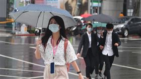 滯留鋒影響　天氣不穩易有雨中央氣象局指出，20日受滯留鋒持續影響，天氣仍不穩定，中南部地區有陣雨或雷雨，其它地區也會有間歇性的降雨，各地有局部大雨或豪雨發生機率。台北午後烏雲密布，隨即降下雨勢，民眾紛紛撐傘遮蔽。中央社記者王騰毅攝　109年5月20日
