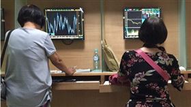 美股大漲，法人認為有利台股表現，將蓄勢挑戰10986點年線關卡。（中央社檔案照片）