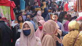 印尼民眾準備過開齋節伊斯蘭教的齋戒月將結束，印尼許多民眾到市場添購新衣，準備歡度開齋節。位於雅加達中區Tanah Abang商場附近的服飾街20日滿是人潮。中央社記者石秀娟雅加達攝  109年5月21日