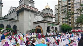 開齋節會禮　穆斯林齊聚台北清真寺近一個月的伊斯蘭教齋戒月結束，許多穆斯林15日不畏雨勢，齊聚台北清真寺參加開齋節會禮，慶祝開齋並虔誠禮拜。（台北市觀光傳播局提供）中央社記者陳妍君傳真　107年6月15日