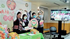 鄭文燦化身直播主  推銷拉拉山媽媽桃桃園市長鄭文燦（左）21日透過線上直播，促銷復興區拉拉山的媽媽桃，鼓勵民眾上媽媽桃官網下單外，實體通路上，也可在全台48家楓康超市進行團購。中央社記者吳睿騏桃園攝　109年5月21日