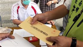 急難紓困金台東卑南鄉現金發放台東縣卑南鄉21日以現金發放武漢肺炎擴大急難紓困金，鄉公所除了電話通知申請人，也特別提醒收到簡訊民眾「這不是詐騙簡訊」，請攜帶相關證件前往鄉公所辦理。（卑南鄉公所提供）中央社記者盧太城台東傳真  109年5月21日