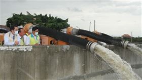 黃偉哲視察易淹水區防汛整備台南市長黃偉哲（左）21日上午前往曾經多次嚴重淹水的埤頭里永安宮，視察周邊防汛整備情形，確認沿岸抽水機設置與運作，並聽取地方民眾的意見。中央社記者楊思瑞攝  109年5月21日