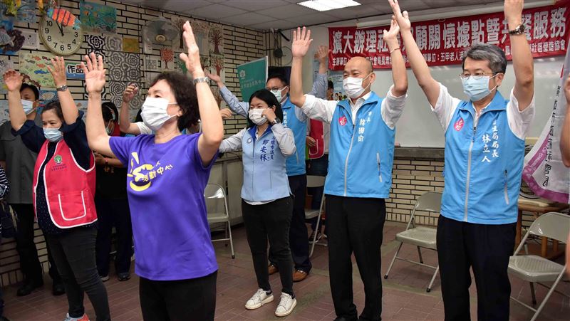尷尬！韓國瑜與長輩尬舞⋯麥克風消音