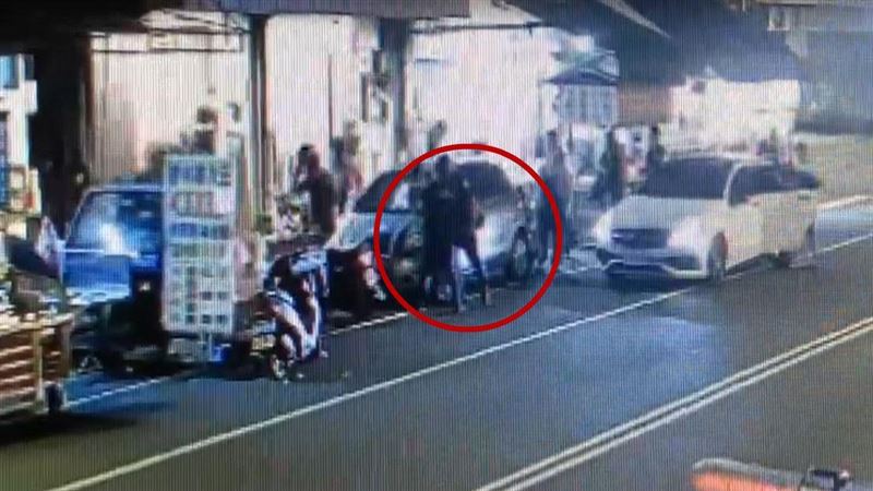 男抱瓦斯罐點火　員警跑馬路叫支援
