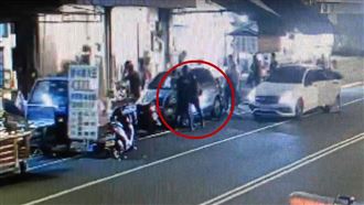 男抱瓦斯罐點火　員警跑馬路叫支援