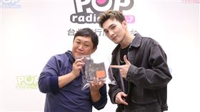 POP Radio提供  黃偉晉被韋禮安要求交出音樂旋律　自己聽到都嫌棄　從零出發　哼唱磨出《背光旅行》