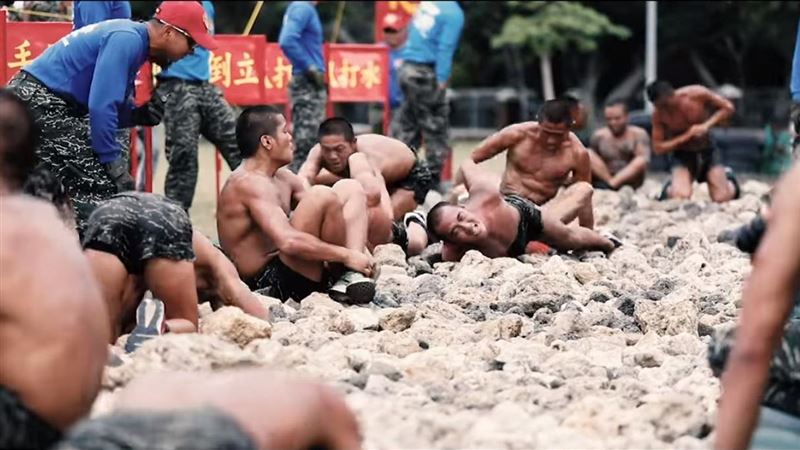 蛙人挑戰天堂路　女友淚吻讓他爬完