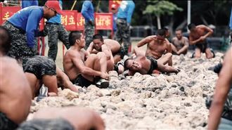 蛙人挑戰天堂路　女友淚吻讓他爬完