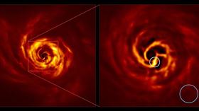 歐洲南歐天文台發現宇宙現象，一顆行星正在誕生。（圖／翻攝自歐洲南天天文台）
