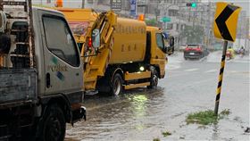 高市鳥松區地勢低窪區積水高雄市21日中午一場滂沱大雨造成鳥松區中正路臨400巷一帶積水逾20公分，環保局緊急出動人員清疏阻塞的排水孔。（民眾提供）中央社記者王淑芬傳真　109年5月21日