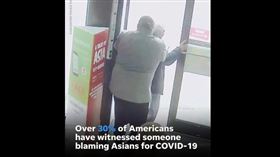 ▲紐約商店老闆將一名亞裔華人推出店門。（圖／翻攝自USA TODAY影片）