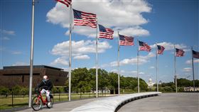 疫情再敲響中國警鐘 美議員爭相提究責制裁法案2019冠狀病毒疾病（COVID-19）為美國帶來巨大經濟、人命損失，國會議員爭相提出法案，要讓中國為隱匿疫情一事付出代價。圖為民眾配戴口罩，在華府知名地標華盛頓紀念碑周圍騎乘腳踏車。中央社記者徐薇婷華盛頓攝　109年5月21日國旗