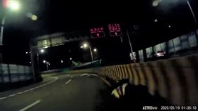 台北市新生高架路段出現1輛幽靈機車。（圖／翻攝臉書）