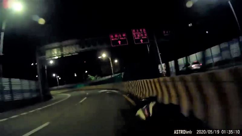 騎士過彎自撞噴飛　無人重機繼續奔馳