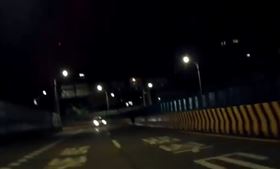 ▲重機騎士在新生高架上自摔，車子自行跑了300多公尺。（圖／翻攝自影片）