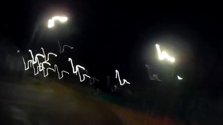 騎士過彎自摔　目送愛車自跑15燈柱