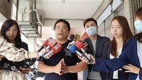 台北市萬華交通分隊員石明謹親上火線說明。（圖／翻攝畫面）