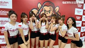 ▲樂天桃猿開門首戰因雨延賽，樂天女孩難掩失望。（圖／記者劉彥池攝影）