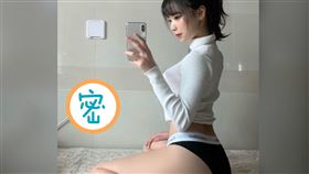馬尾妹對鏡性感自拍！網見背景「1亮點」全歪樓：第一次見（圖／翻攝自PTT）