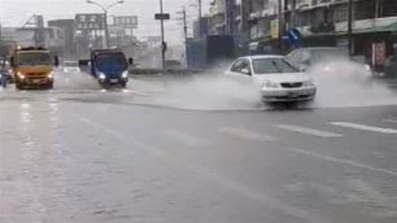 雨炸高雄淹了？網酸韓：水上樂園開幕