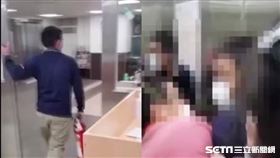 彰化疑染疫男拿滅火器攻擊醫護／翻攝畫面