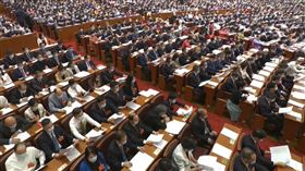 中國全國政協13屆三次會議21日下午3時在人民大會堂開幕，與會者戴上罩。