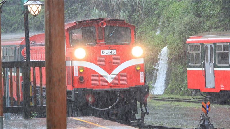新／雨炸南台　阿里山火車明預警停駛