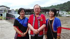 逐鹿展演中心動工  打造阿里山風景區新地標「逐鹿文化展演中心及鄒市集」新建工程21日舉辦開工典禮，由交通部觀光局阿里山國家風景區管理處接手未完成的2層樓鋼構造「阿里山文化藝術觀光館」，將改興建為「逐鹿文化展演中心」。阿里山管理處長馬惠達（中）與鄒族原住民在工地前合影。中央社記者蔡智明攝  109年5月21日