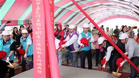 阿里山豐山村20年斷橋重建（1）嘉義縣阿里山鄉豐山村的「行天一號橋」，2001年因桃芝颱風沖毀，已斷約20年，嘉邑行善團出資重建，新橋取名為「仁讚橋」，21日舉行動土典禮，嘉義縣長翁章梁（前右3）到場參與。（嘉義縣政府提供）中央社記者蔡智明傳真　109年5月21日