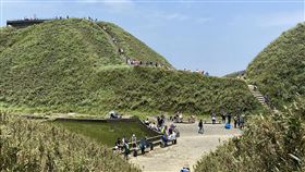 登抹茶山體力不支被搬下山　林務局籲量力而為宜蘭縣消防局表示，9日中午獲報在有「抹茶山」美名的聖母登山步道山頂處，有一名年約54歲的徐姓女子因抽筋及體力不支，無法行走，最後由消防人員到場協助將她搬運下山就醫；林務局羅東林區管理處呼籲，民眾在進行戶外活動時請量力而為。（林務局提供）中央社記者沈如峰宜蘭縣傳真　109年5月9日