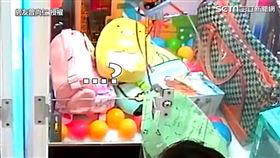 ▲男子秀甩夾技巧，一甩玻璃門竟開了。（圖／網友曾尚仁 授權）