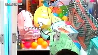 夾娃娃高手秀「甩夾」下秒門自動打開