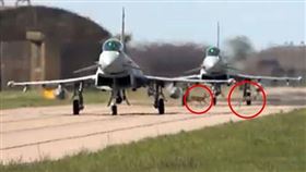 戰鬥機起飛中　「高速公鹿」穿越跑道
英國,皇家空軍基地,戰鬥機,鹿
翻攝自YouTube