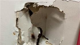 大力金剛腿,蟑螂,小強,牆壁,腳印,廚房(翻攝自 爆廢公社)