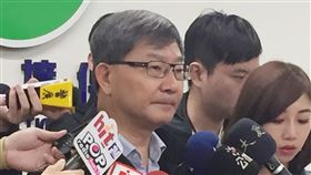 內用禁供塑膠吸管7月上路　生物可分解不受限4大場所內用禁供塑膠吸管政策7月上路，環保署副署長沈志修（前）1日表示，業者仍可提供內用者取得環保標章的生物可分解塑膠吸管，但若是塗布、貼合塑膠薄膜吸管則不能提供。中央社記者楊淑閔攝　108年5月1日