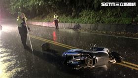 落石,砸傷人,騎士,新店,翻攝畫面