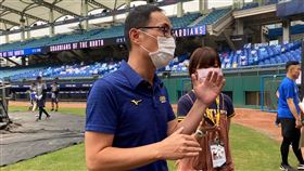 中職觀眾難達千人　劉志威發表看法中職自8日開放觀眾以來，9場比賽僅3場有滿千人，中信兄弟領隊劉志威（前左）14日指出，因之前不開放飲食，讓觀眾來球場無法放輕鬆，且目前民眾出外較保守，他並認為，比賽內容是否吸引球迷，也是重要因素。中央社記者楊啟芳攝　109年5月14日