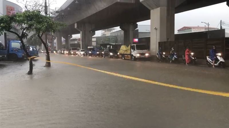 梅雨炸高雄　鳳仁、澄觀路口大積水