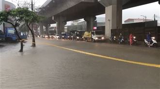 梅雨炸高雄　鳳仁、澄觀路口大積水
